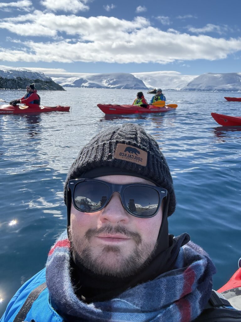 Kajaki na Antarktydzie wśród gór lodowych - ile kosztuje wyjazd na Antarktydę