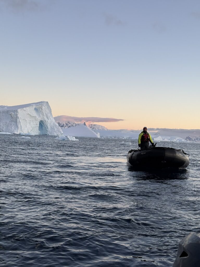 Rejsy zodiakami o zachodzie słońca na Antarktydzie