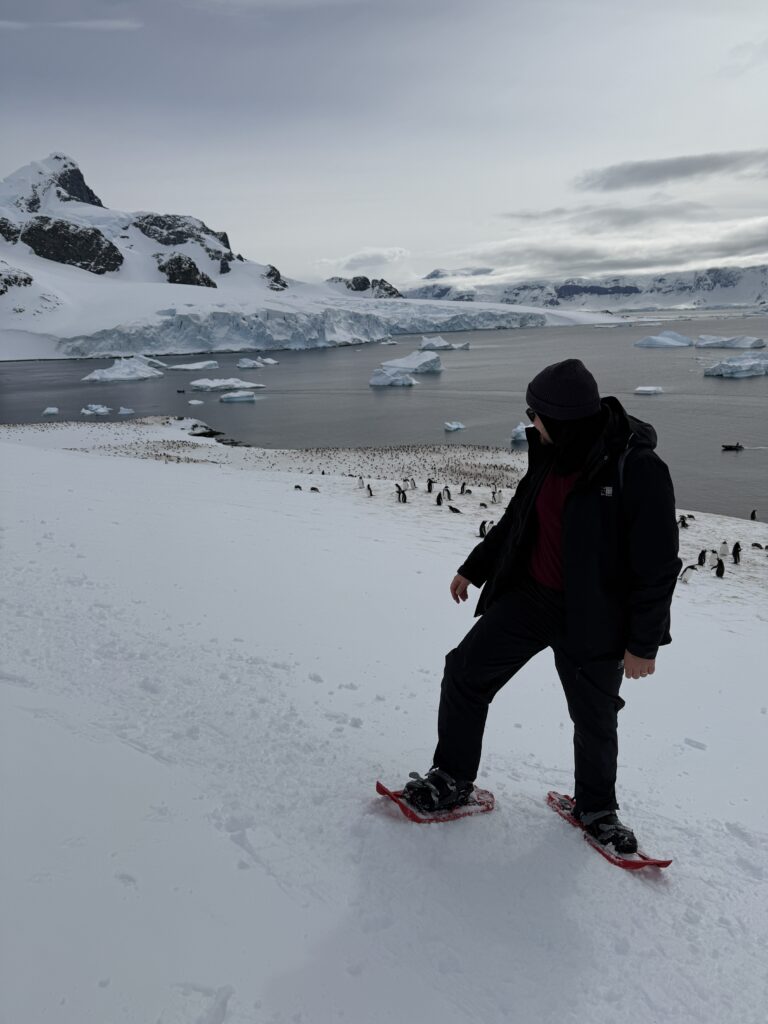 Ja w rakietach śnieżnych na Cuverville Island na Antarktydzie - jak zorganizować wyjazd na Antarktydę