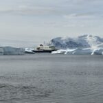 Statek wśród gór lodowych na Antarktydzie