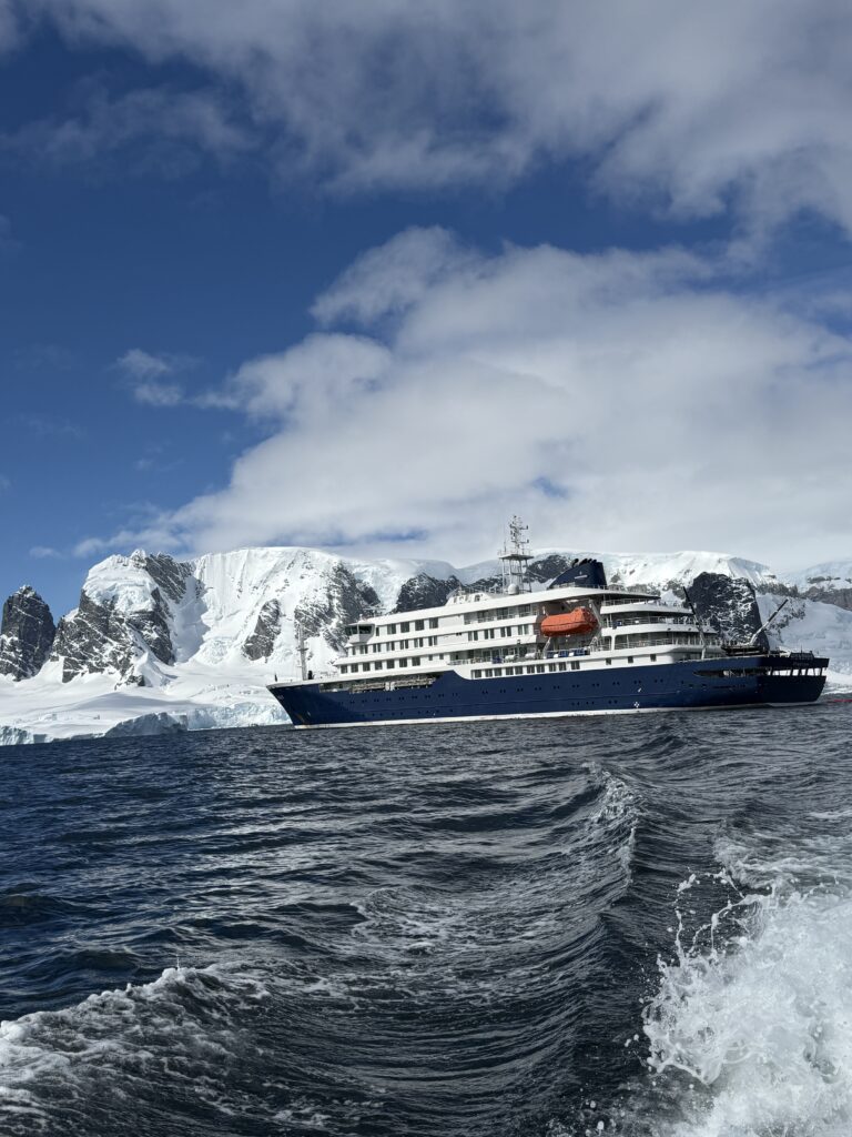 Rejs zodiakiem na Antarktydzie