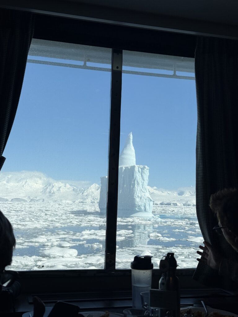 Widok z jadalni na Antarktydzie